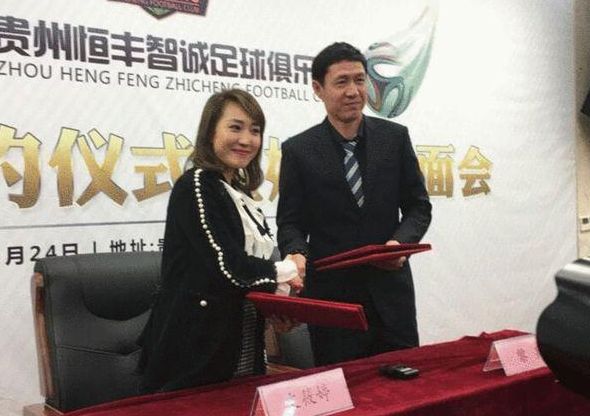 奥利维亚这时候微微一笑，开口道：诸位这么远飞过来，一定都很辛苦，不如先回皇宫吧，晚上皇宫还有盛大的宴会宴请诸位。